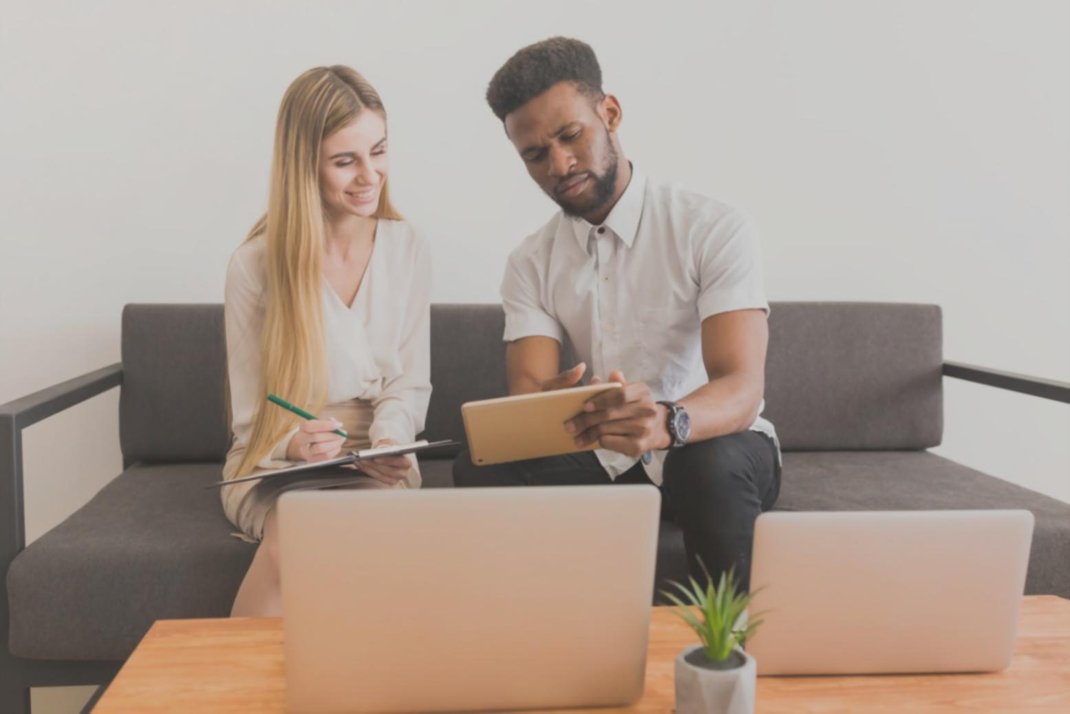 Analyse financière en cours lors d'une session de formation pratique